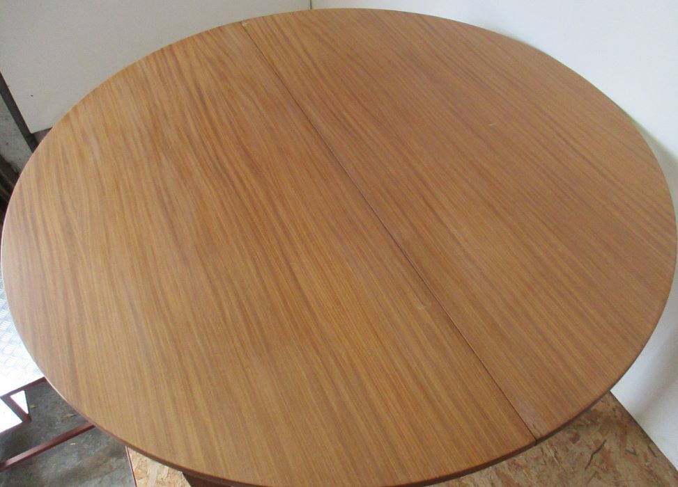 Mr. Gascoin's alvéole, round table