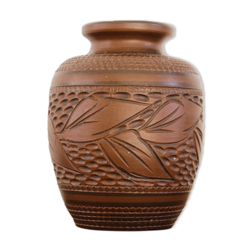 Vase en terre cuite ouvragé, signé