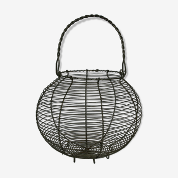 Egg basket in braided metal