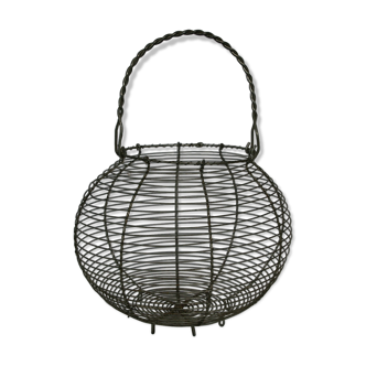 Egg basket in braided metal