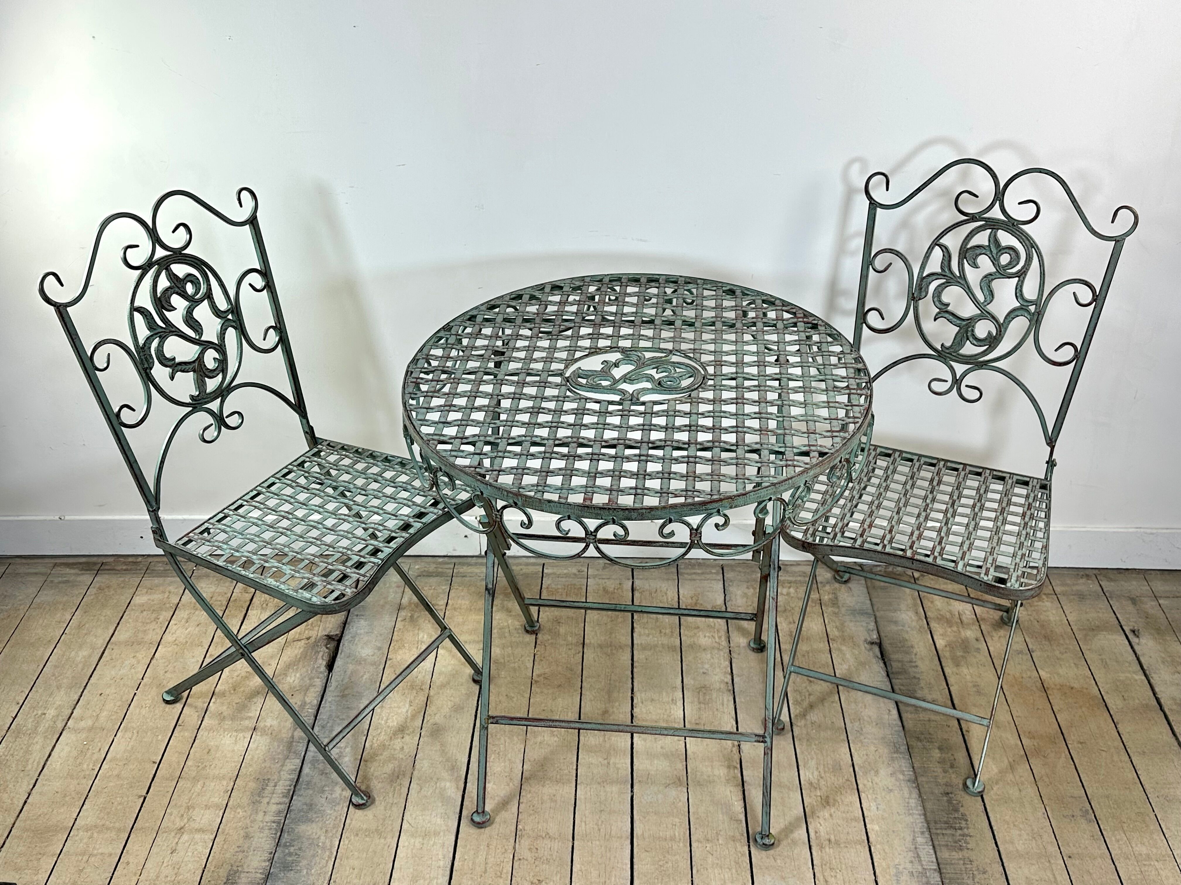 Patinated green folding wrought iron garden set with 1 table + 2 chairs.