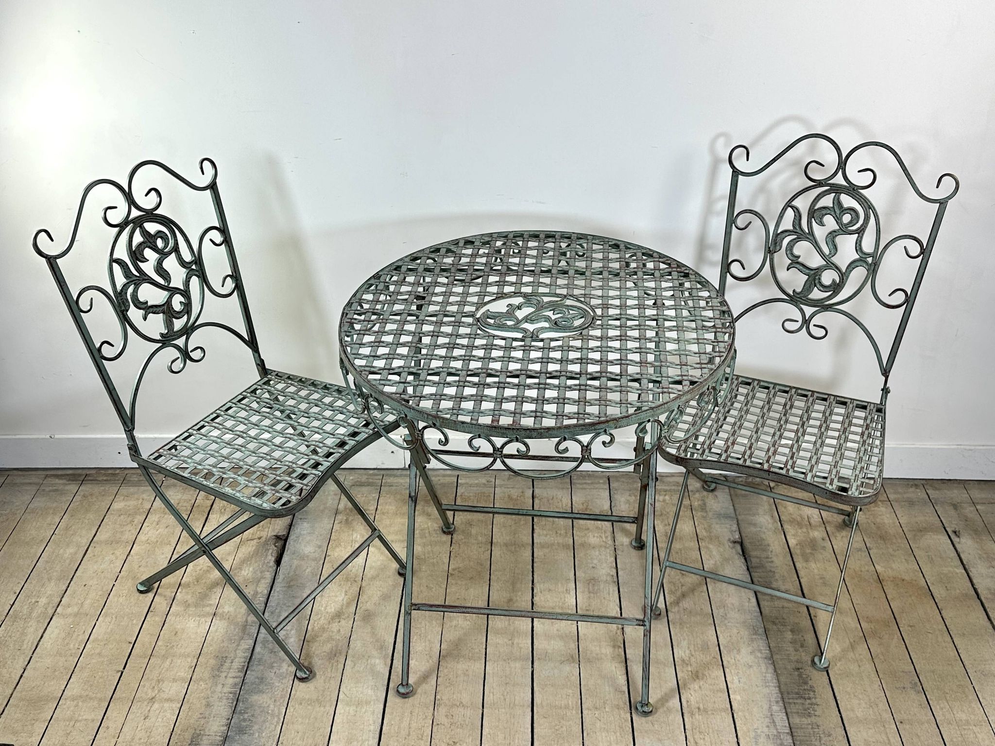 Salon de Jardin en fer forgé pliable vert patiné 1 table + 2 Chaises