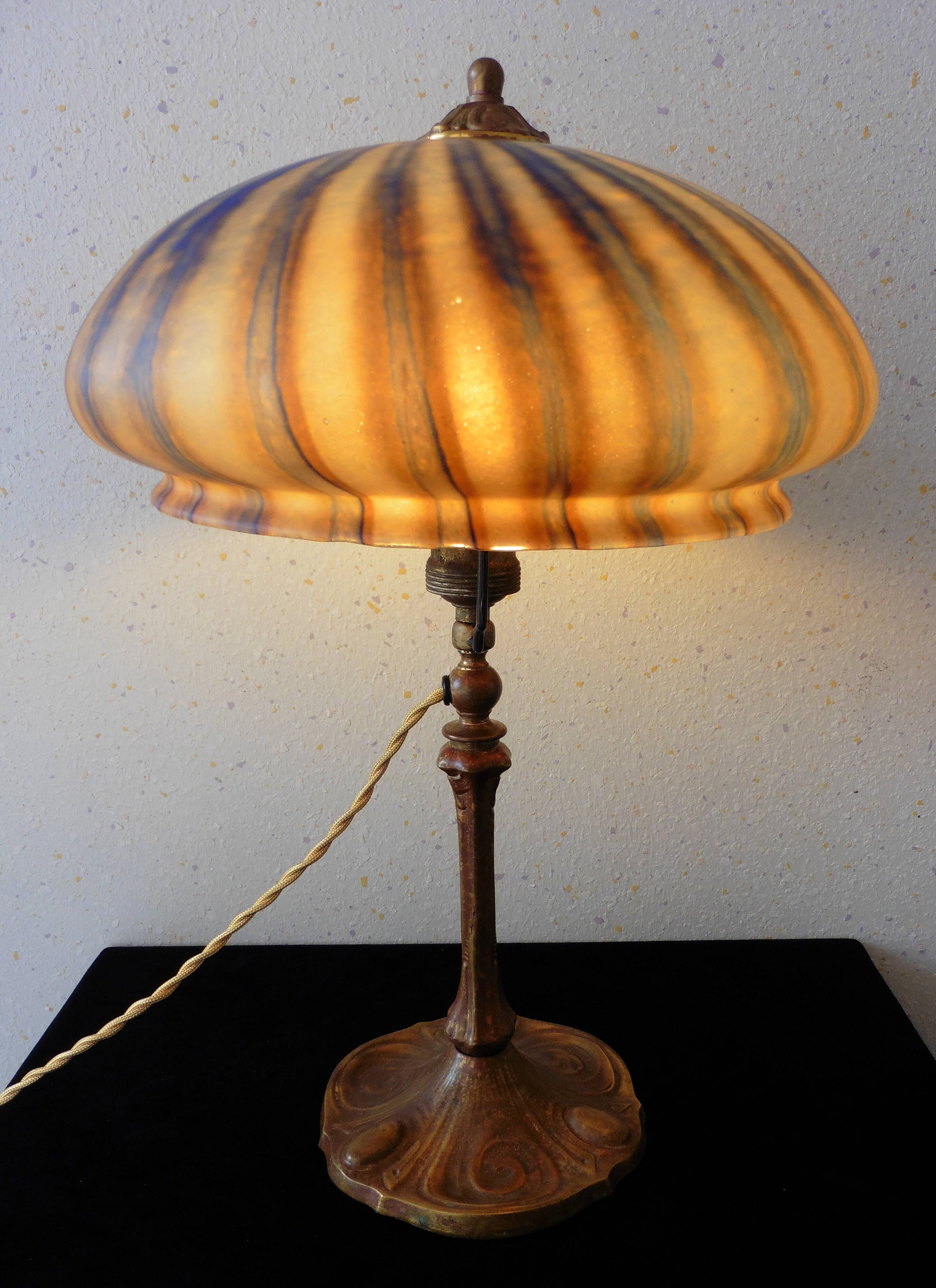 Lampe « Champignon » Art-Nouveau — iped en bronze et abat-jour dôme en pâte de verre