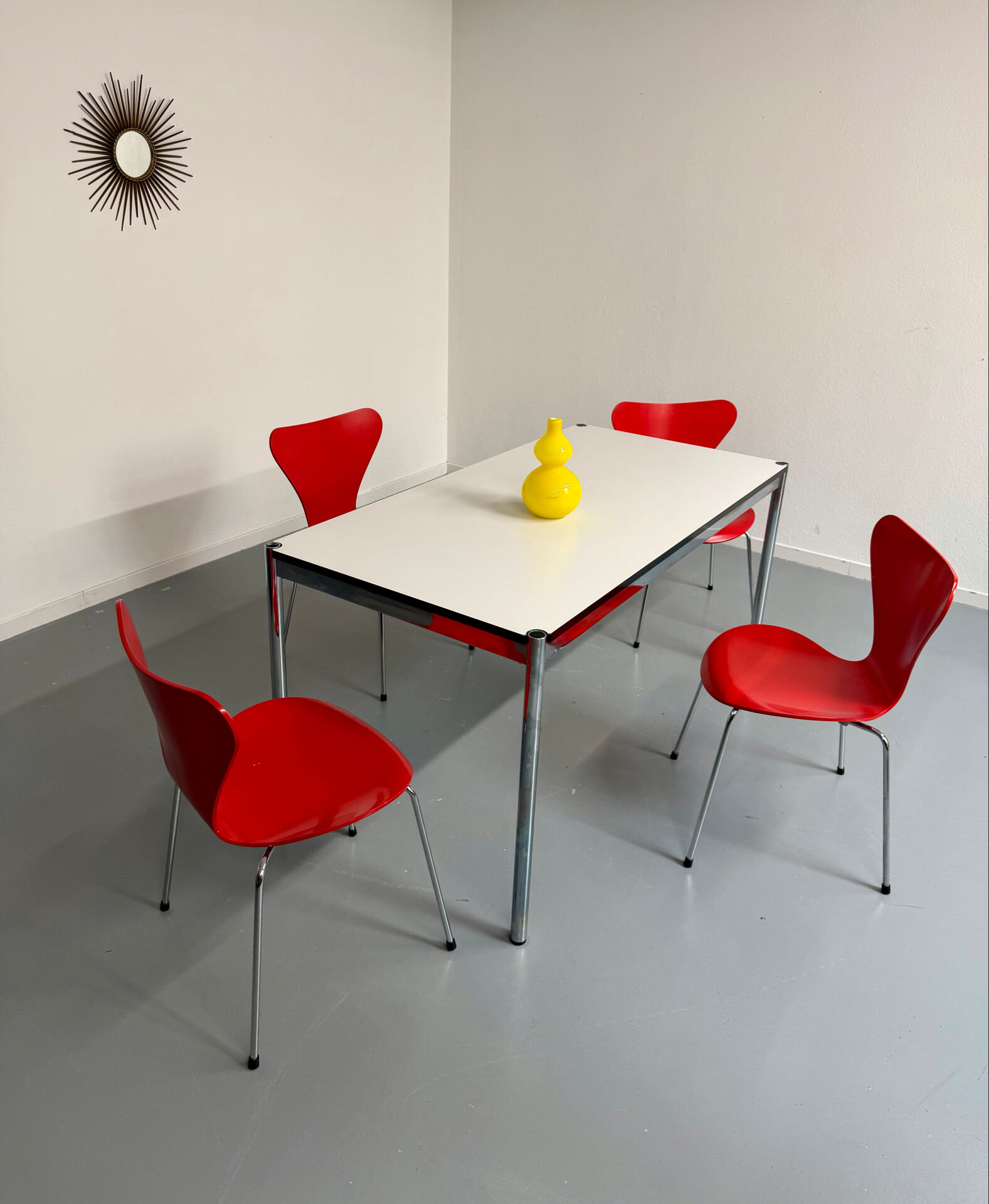 Bureau ou table design USM Haller plateau blanc structure métal