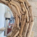 Très joli miroir en bois flotté.
