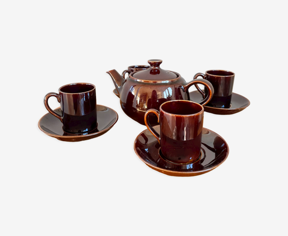 Service à café en céramique brun foncé, cafetière avec quatre tasses à expresso et soucoupes