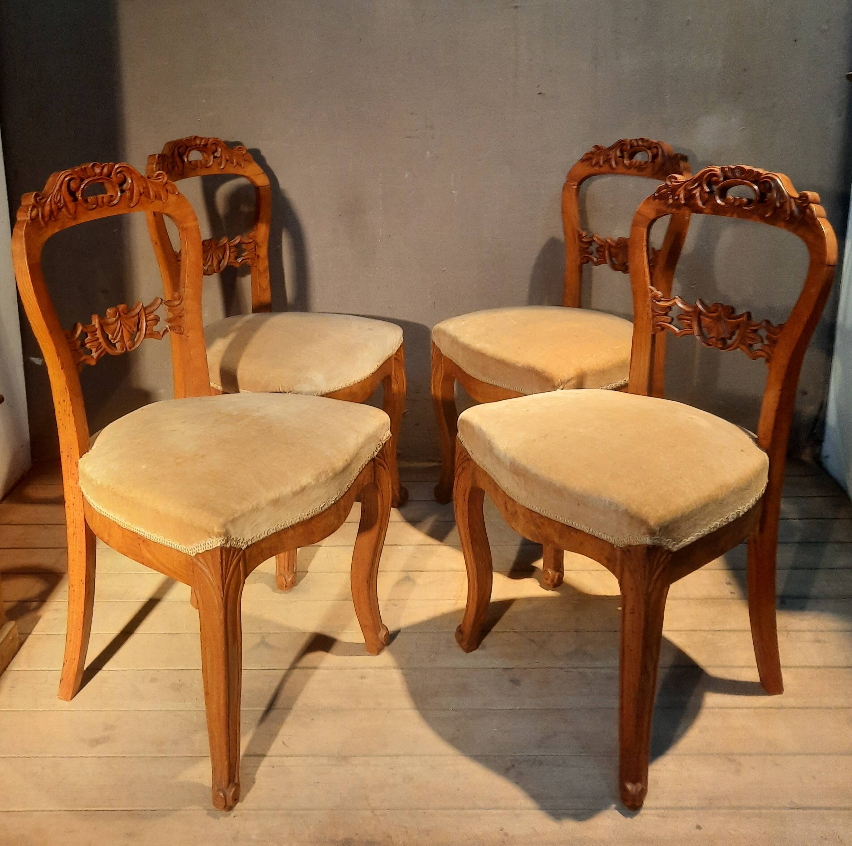 Set of 4 blond braked chairs