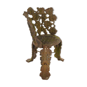 Chaise au décor fleuri en fonte