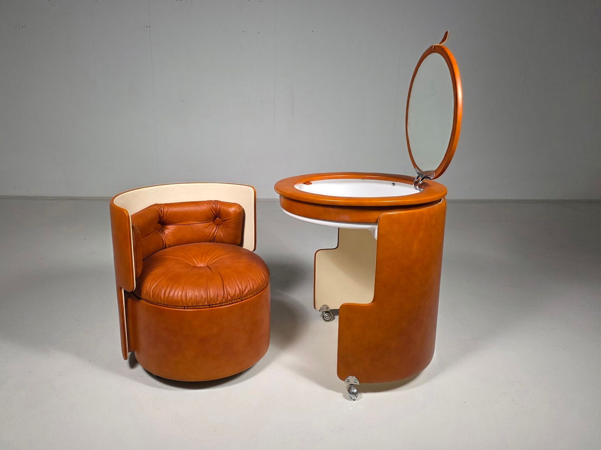 Dilly Dally vanity set by Luigi Massoni for Poltrona Frau