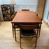 Table scandinave