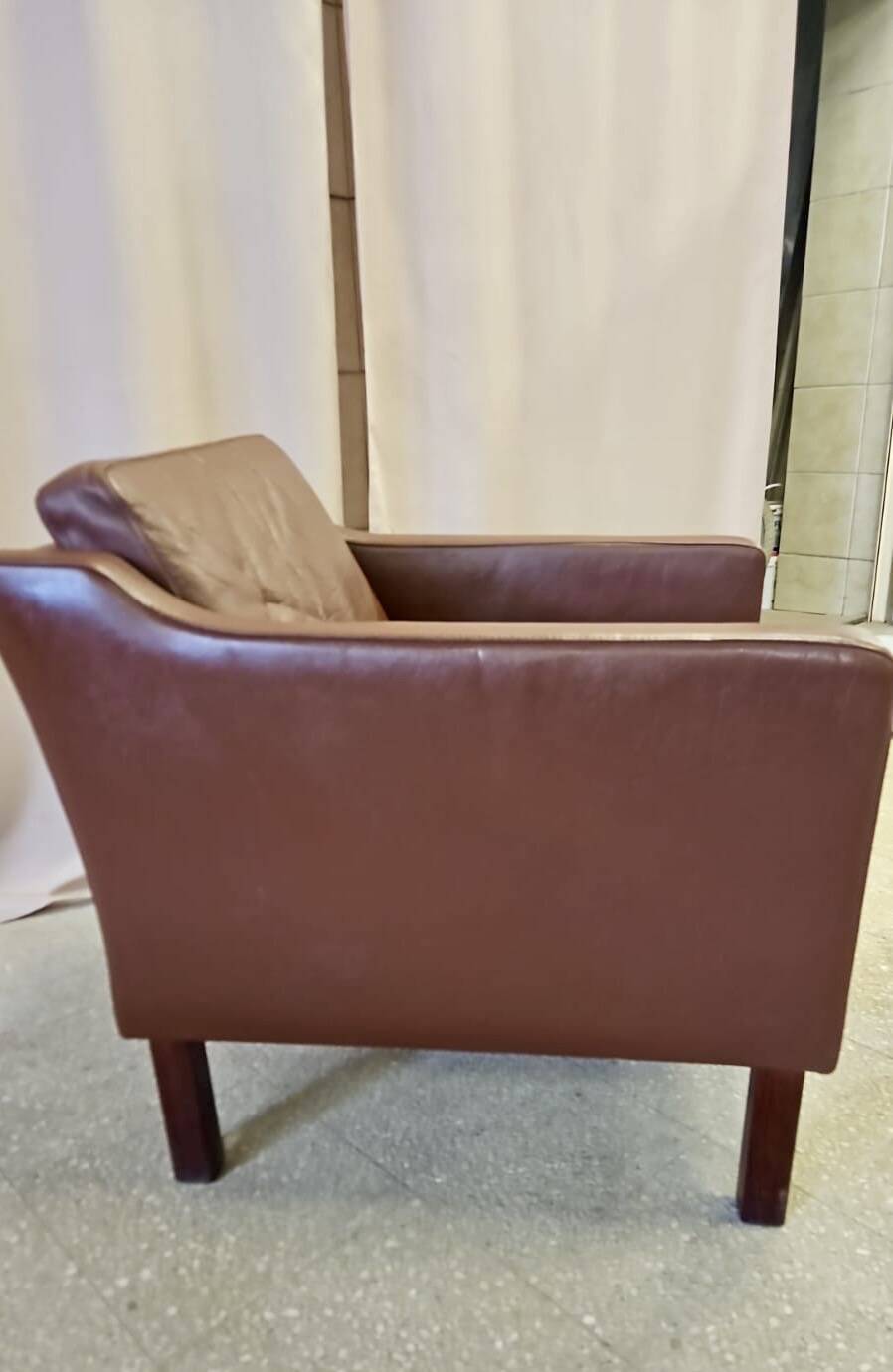 Fauteuil danois en cuir marron à dossier bas 1960