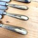 Service de 12 couteaux de table manche en corne blonde