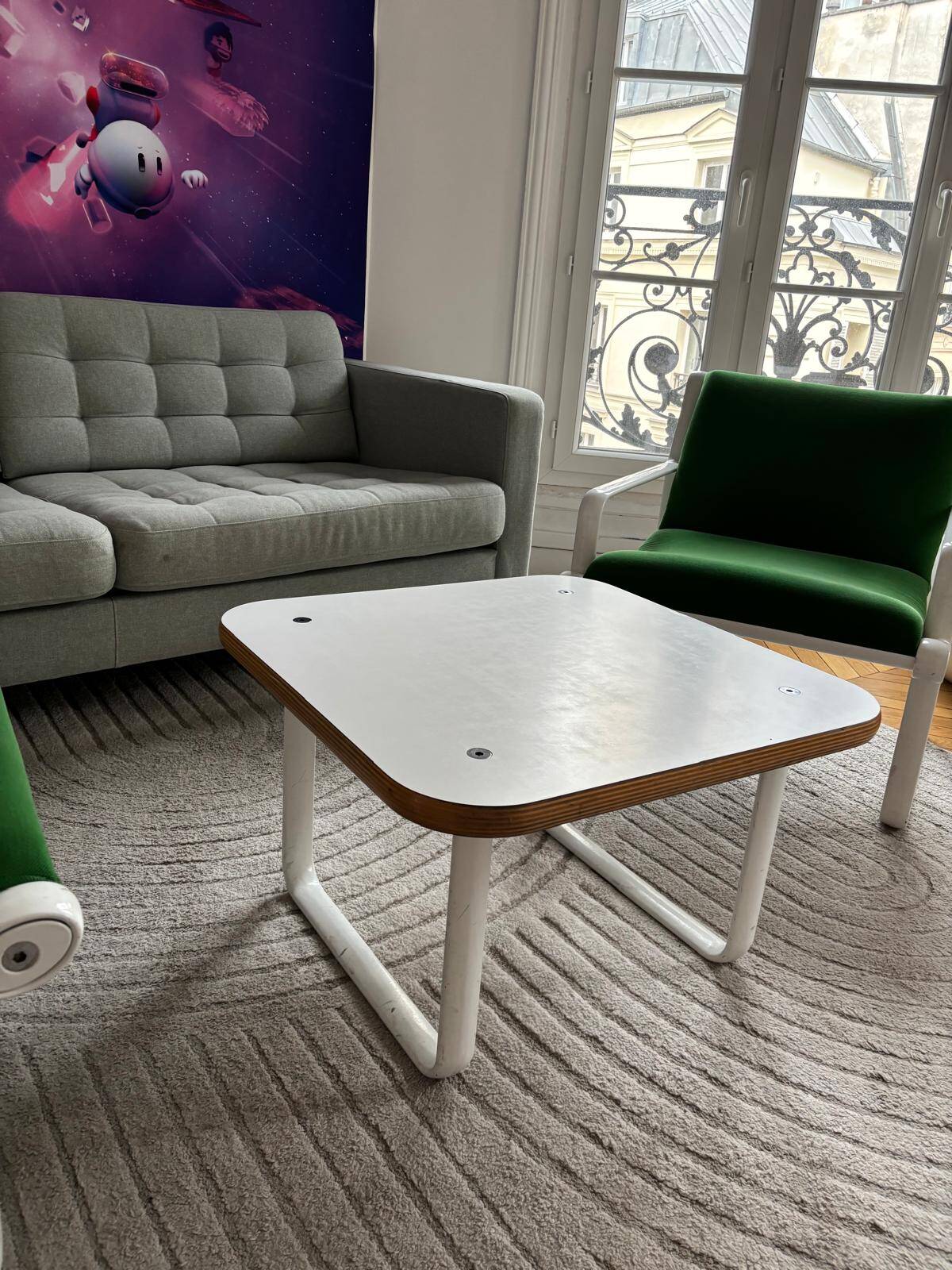 2 fauteuils verts + table basse moderniste