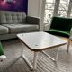 2 fauteuils verts + table basse moderniste