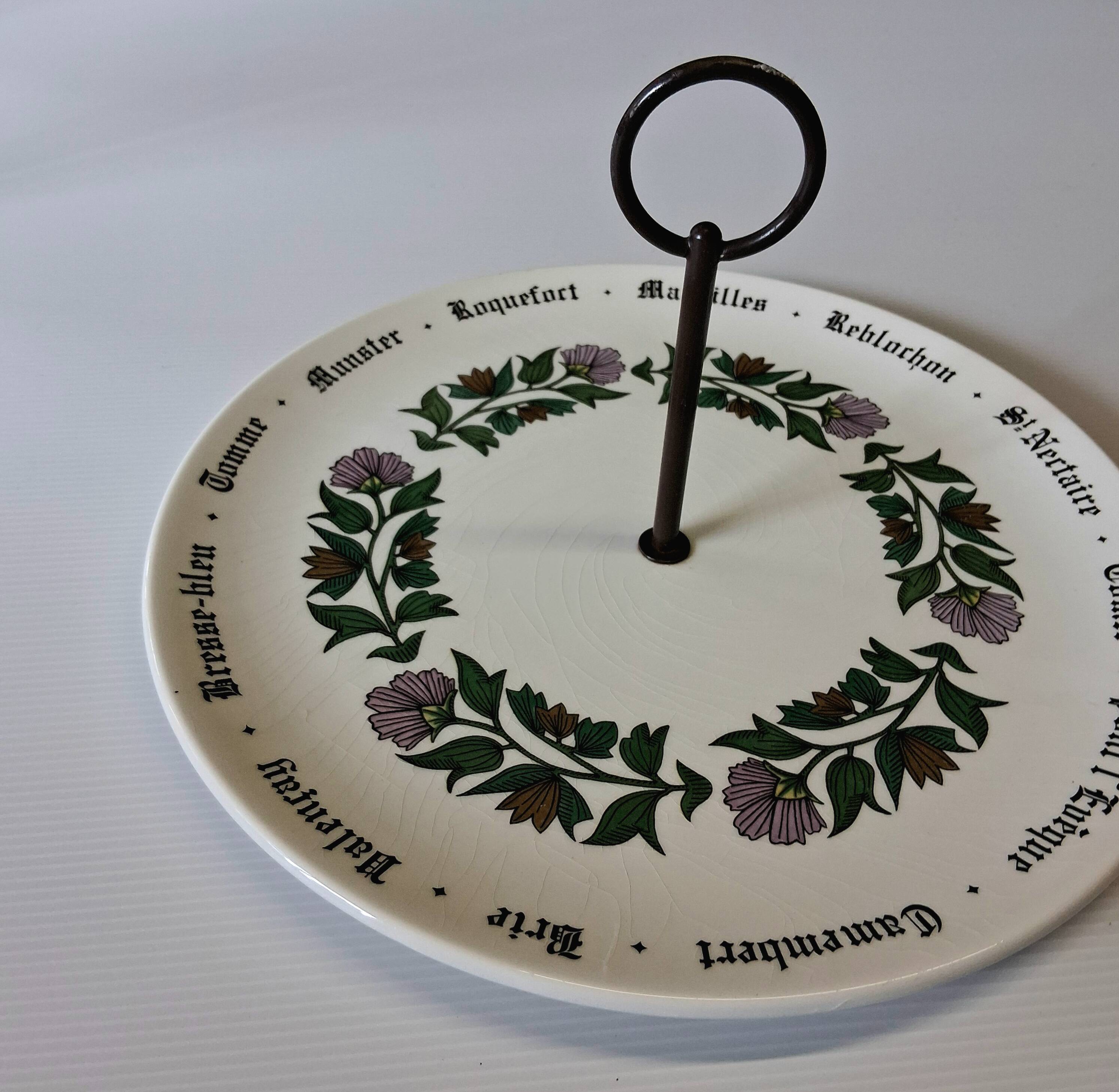 Ceramic cheese platter from Gien in good condition.