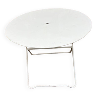 Round garden table