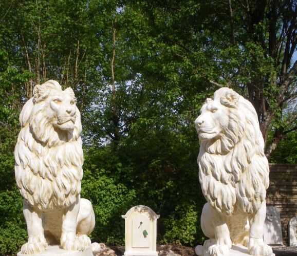 Statues en pierre reconstitué lions assis