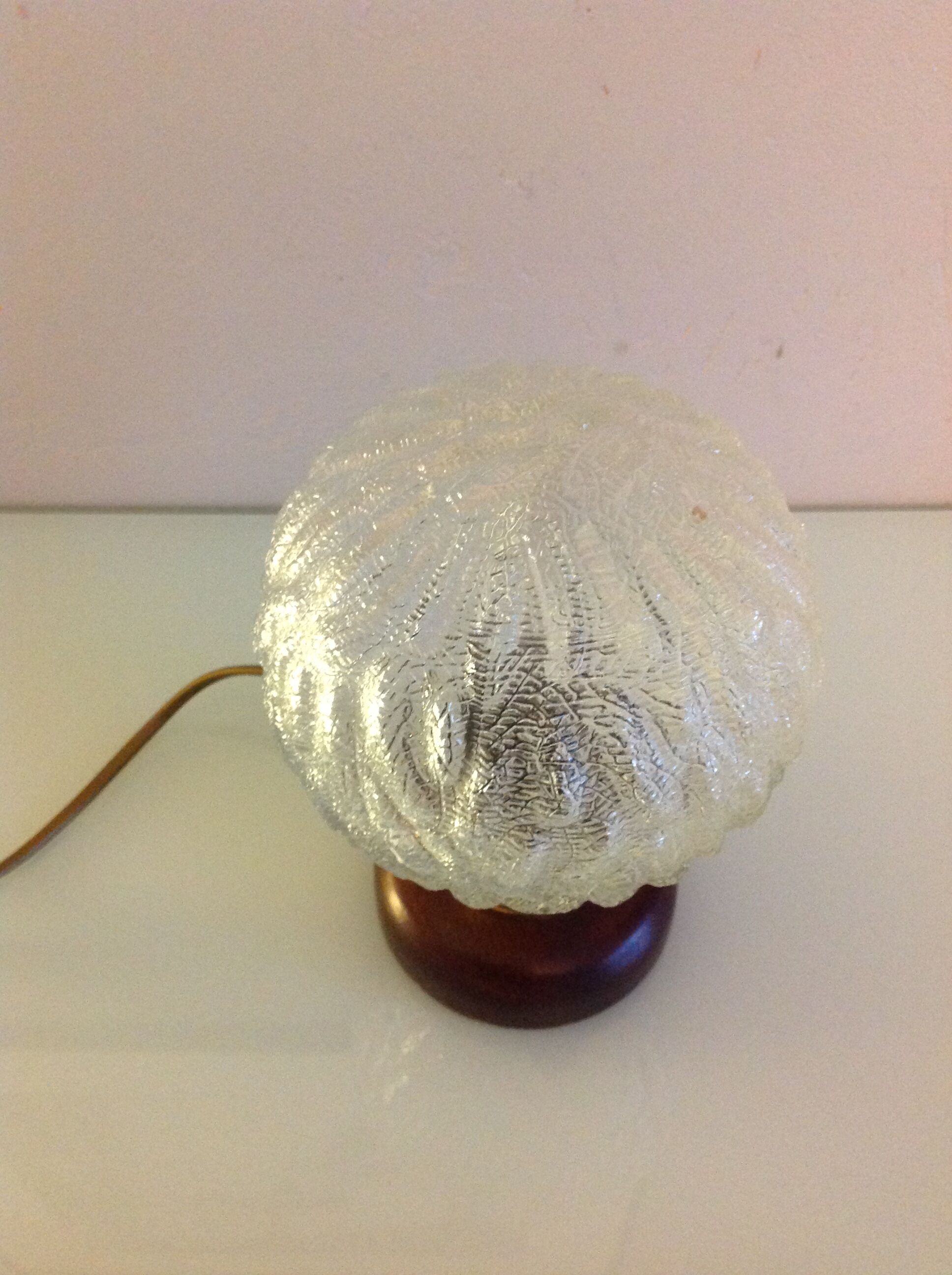 Structured glass bedside lamp and wooden foot / vintage 60s-70s