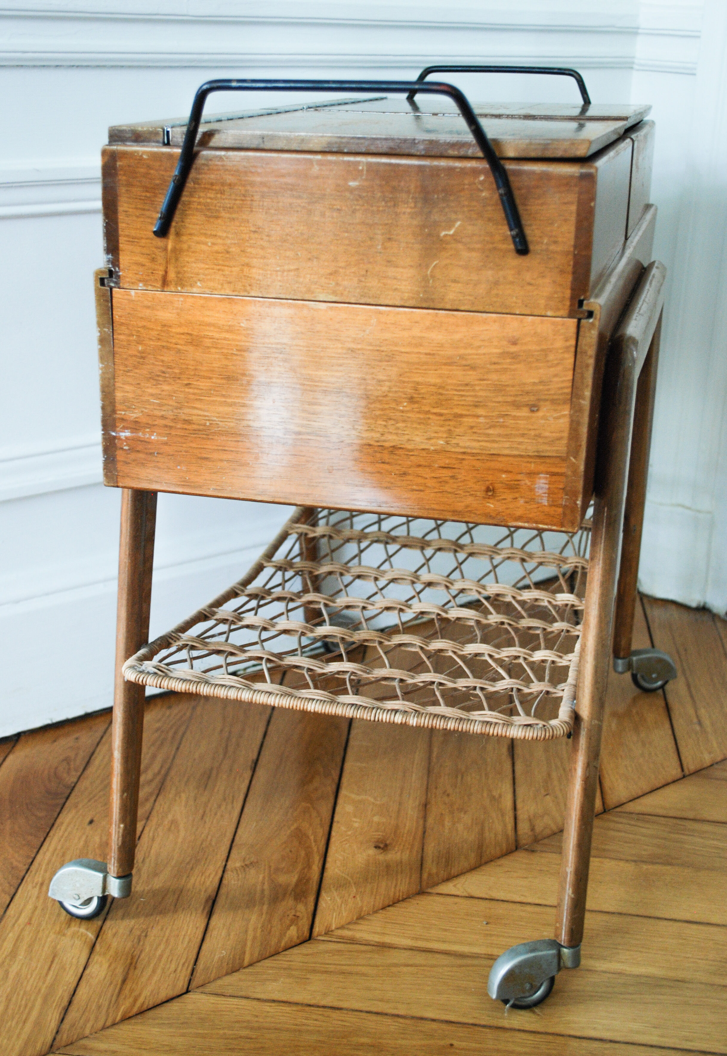 Travailleuse en bois et osier