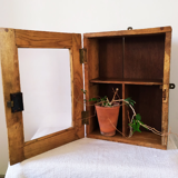 Vitrine murale ancienne en bois et verre