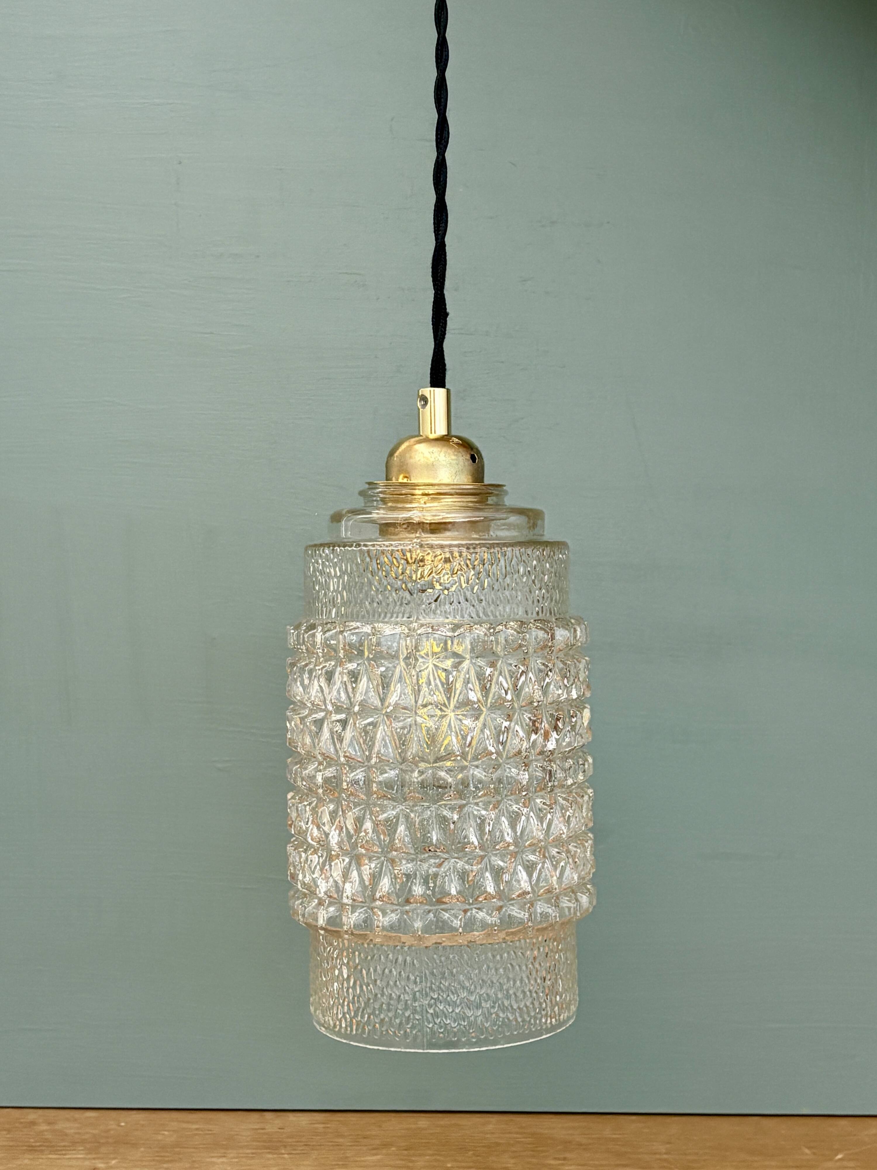 Suspension globe vintage en verre moulé