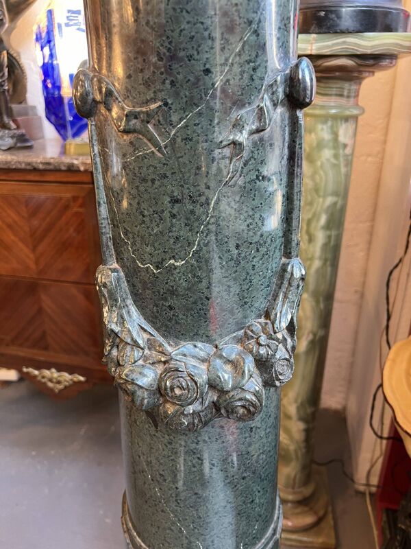 Très belle et ancienne colonne en marbre de couleur vert, datant du XIXe siècle