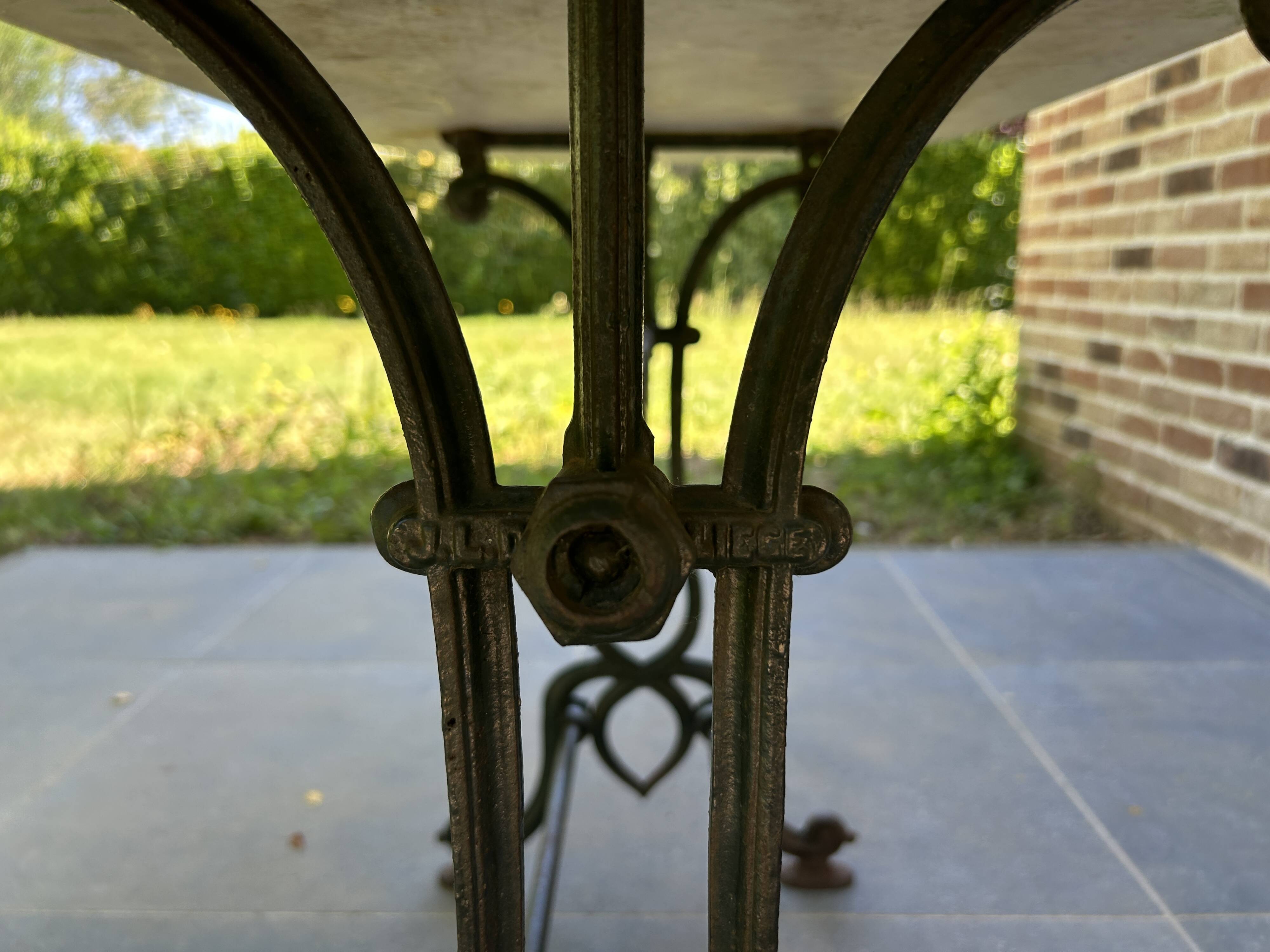 Bistro table in cast iron and marble from the art nouveau period.