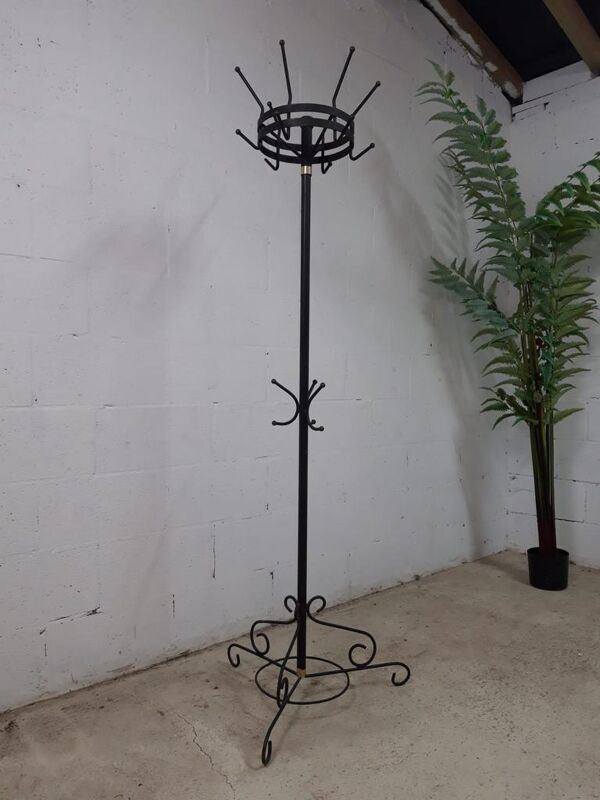 Porte-manteau noir vintage avec accent doré