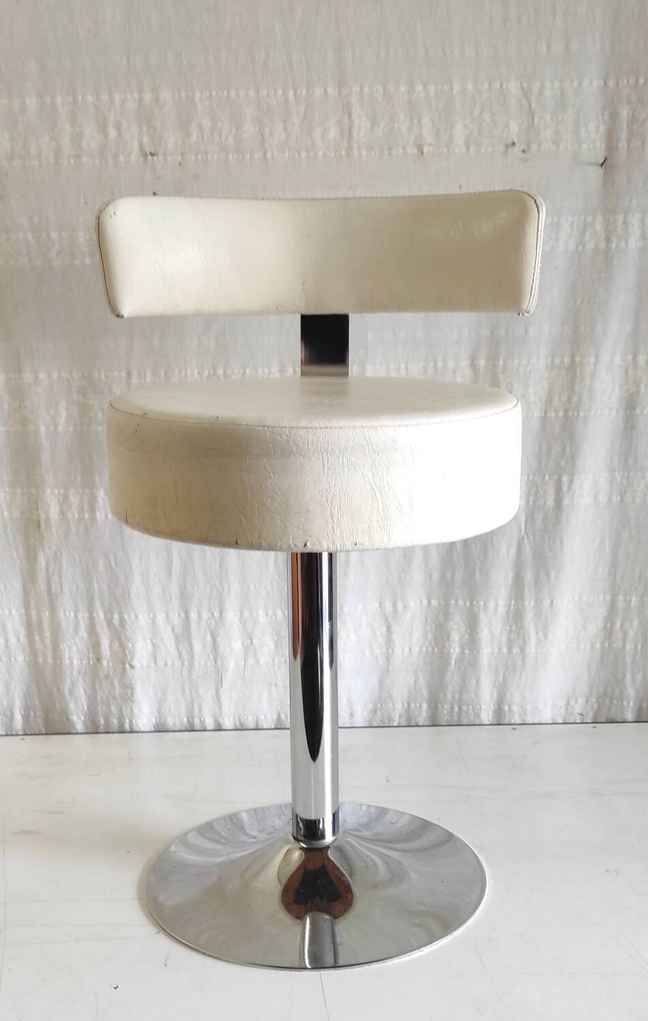 Chaise design pivotante en métal chromé et similicuir - mid. XXéme