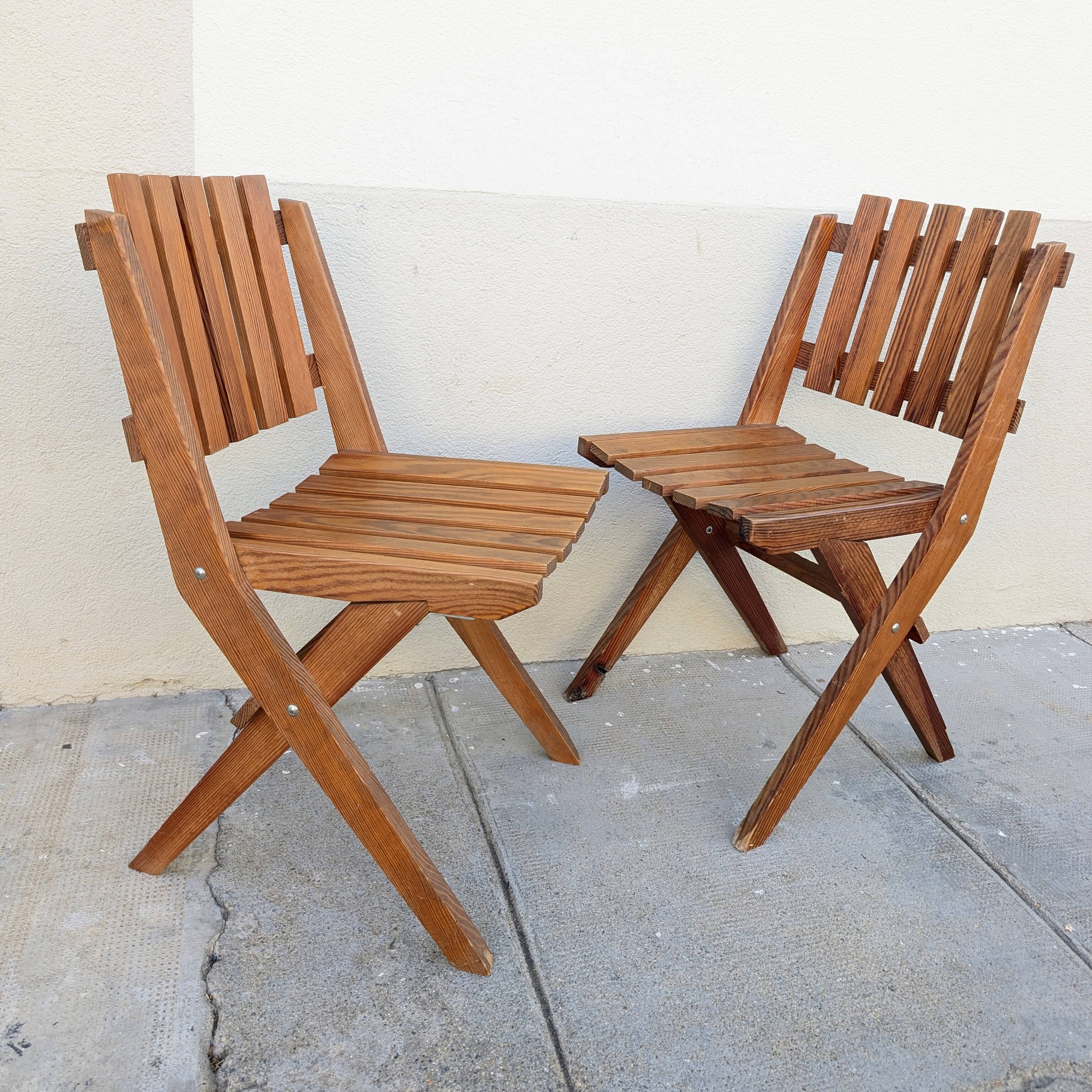 Pair of solid pine folding chairs - Editions DEJOU
