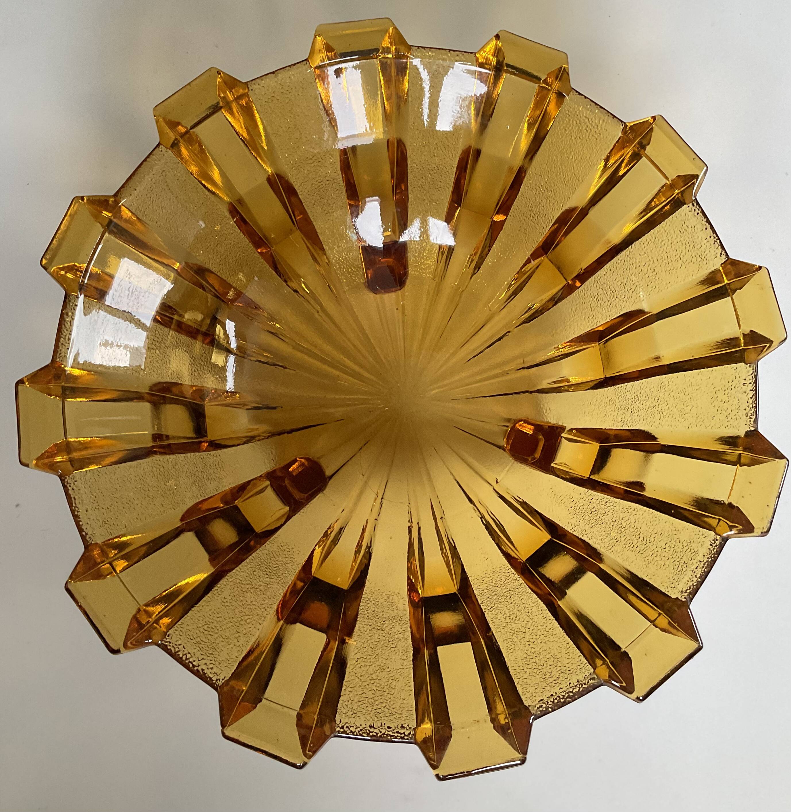 Coupe Art déco en verre ambré