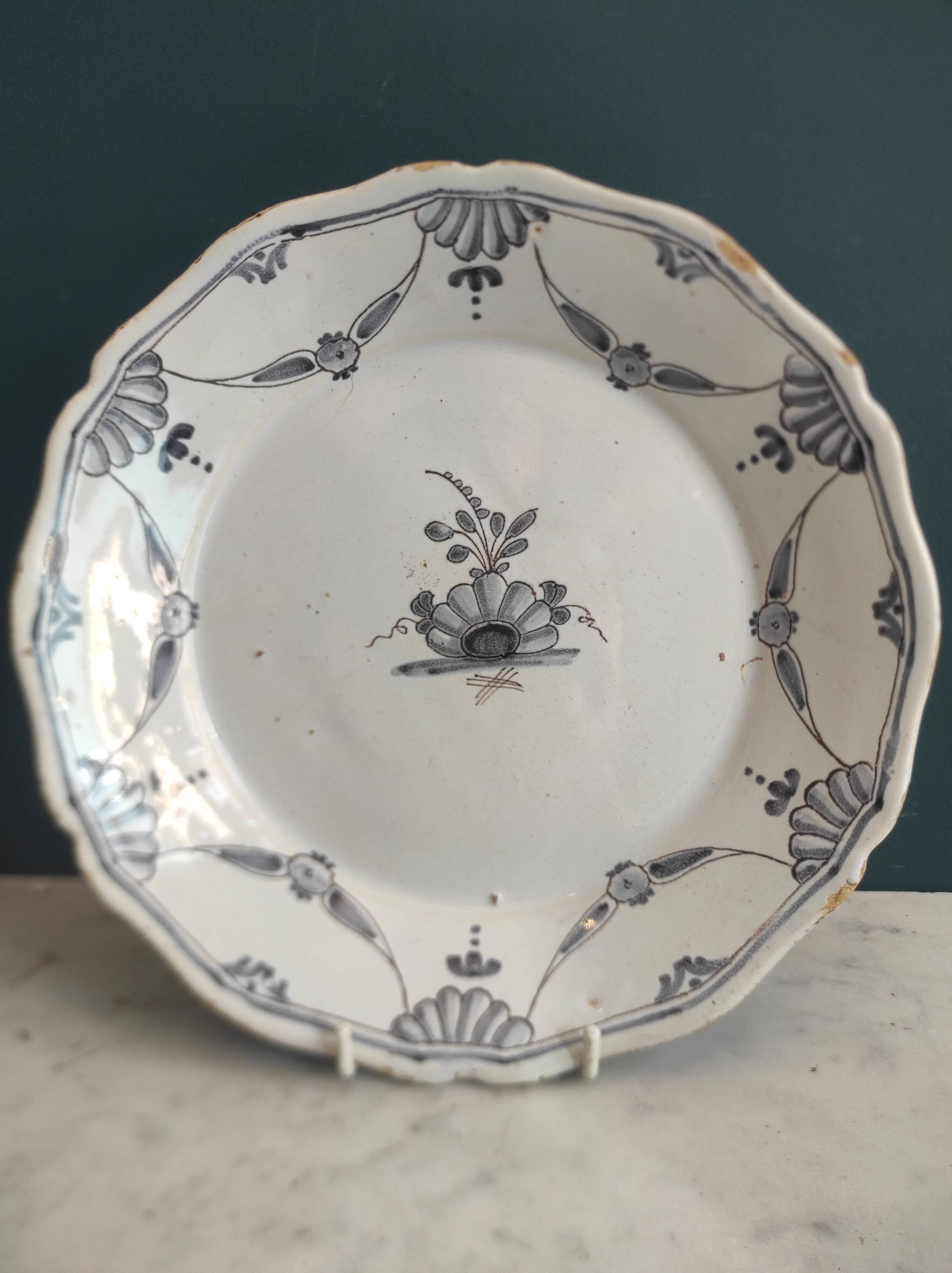 Assiette ancienne française, Nevers, XVIIIe siècle