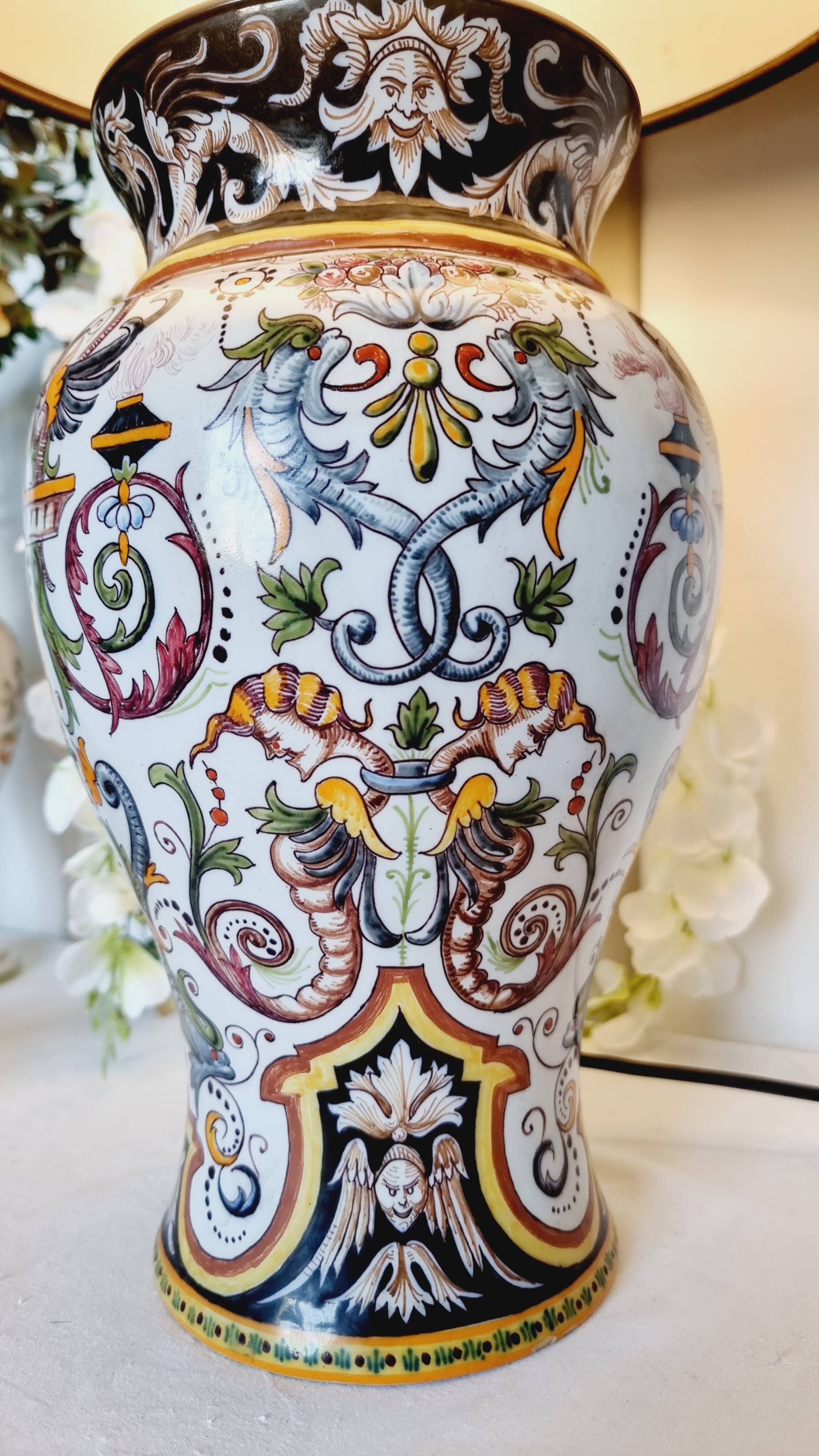 Table lamp in fine earthenware, 1950, in Renaissance style.