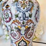 Table lamp in fine earthenware, 1950, in Renaissance style.