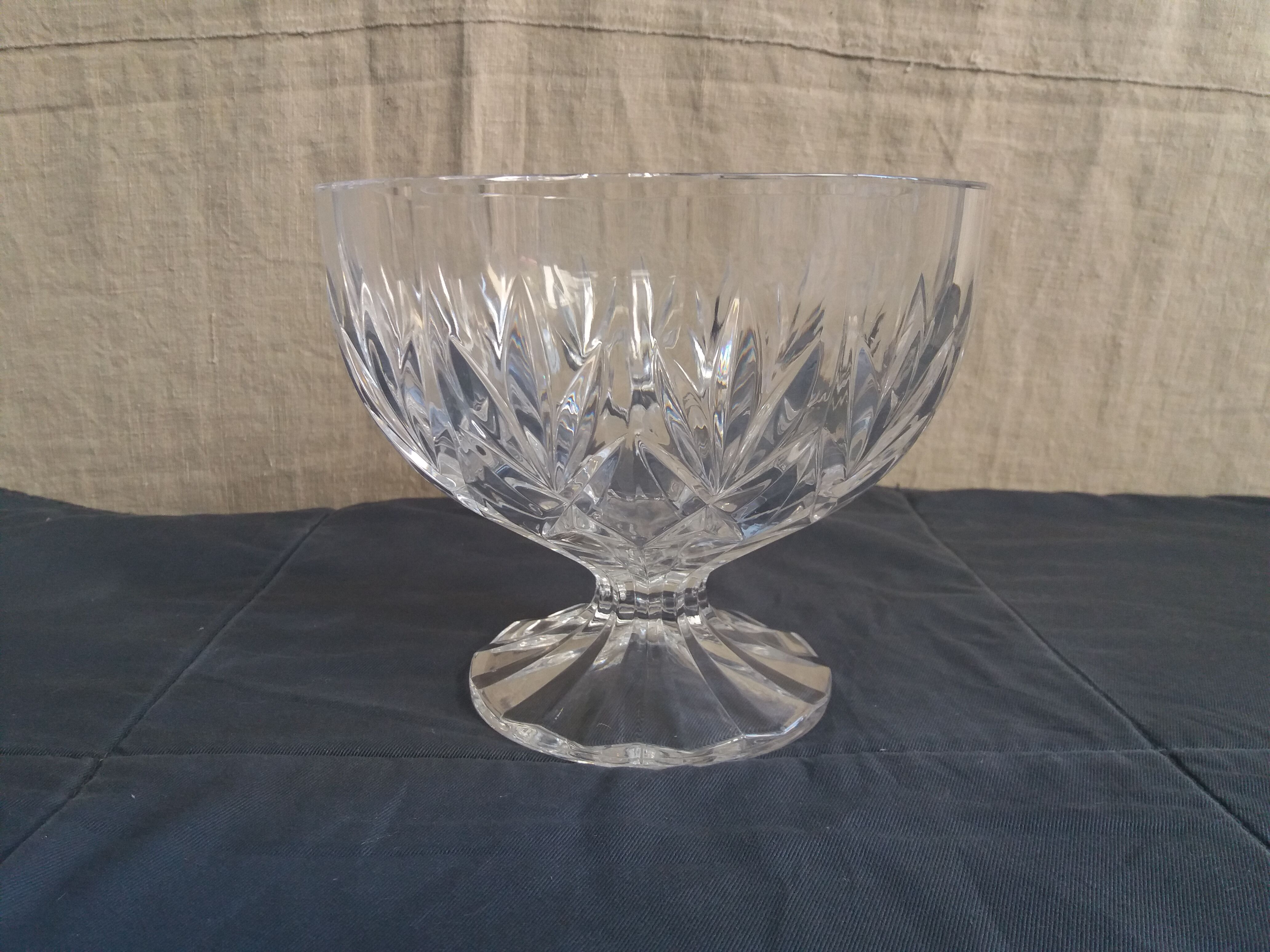 Crystal compotier on shower foot