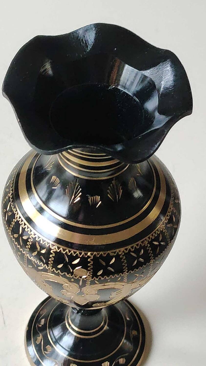 Vintage brass vase with black and gold patina, corolla neck. From India. Mid-20th century. Engraved heart/floral/leafy patterns. High 20 cm