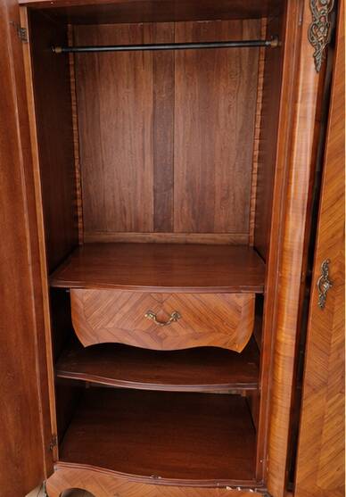Armoire ancienne en marqueterie – Style Louis XV