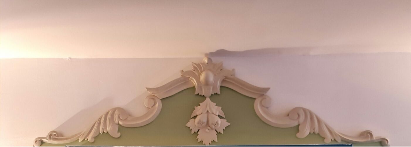Fronton ancien bois couleur fenouille moulures lin