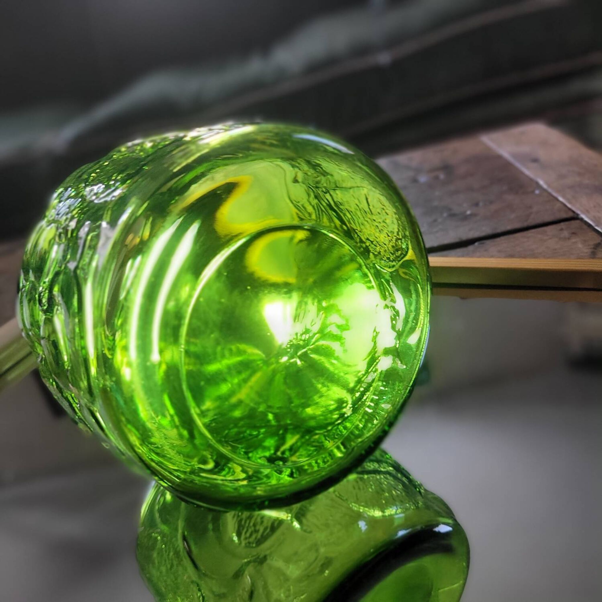 Pichet vert à décor de fruits – années 60