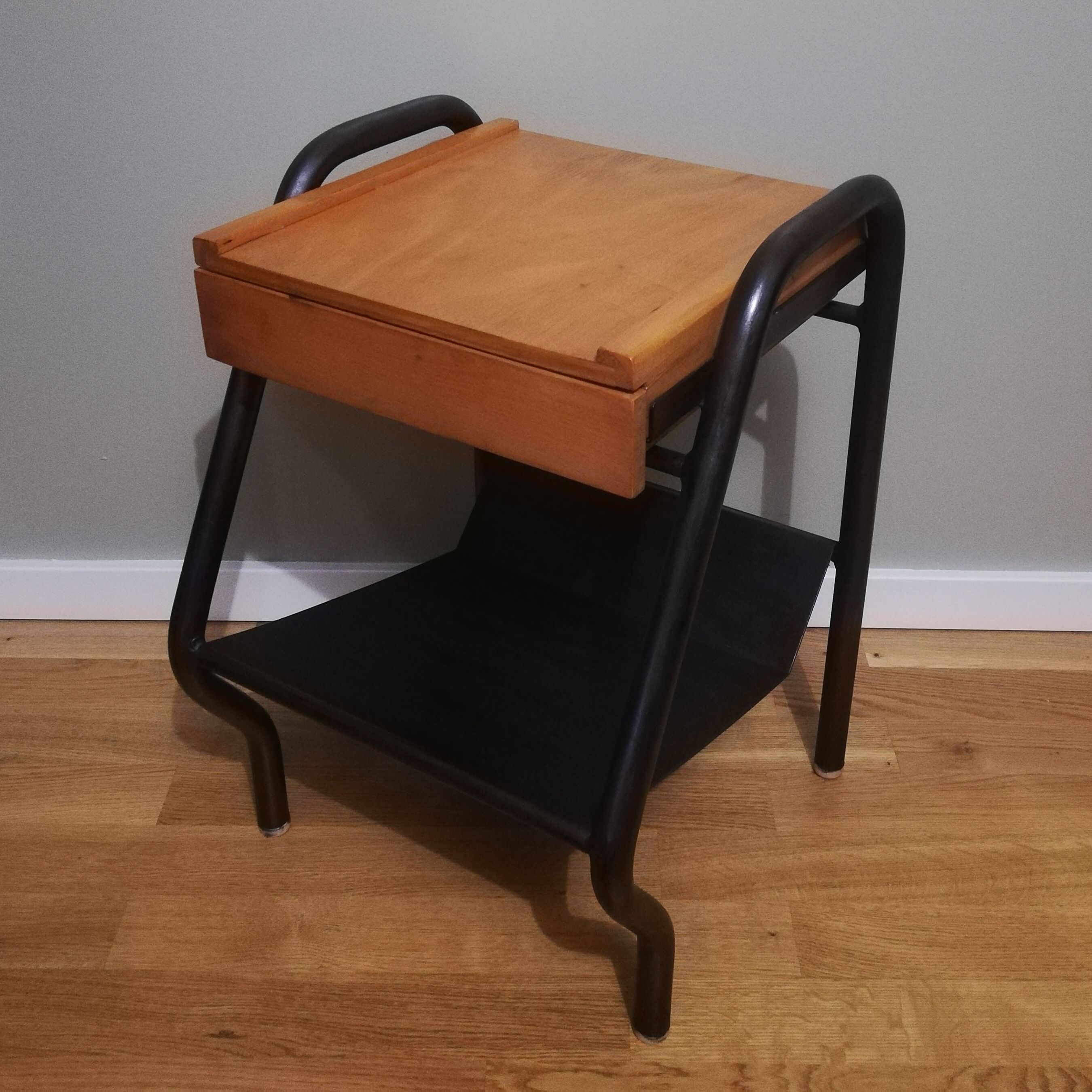 Boarding bedside table