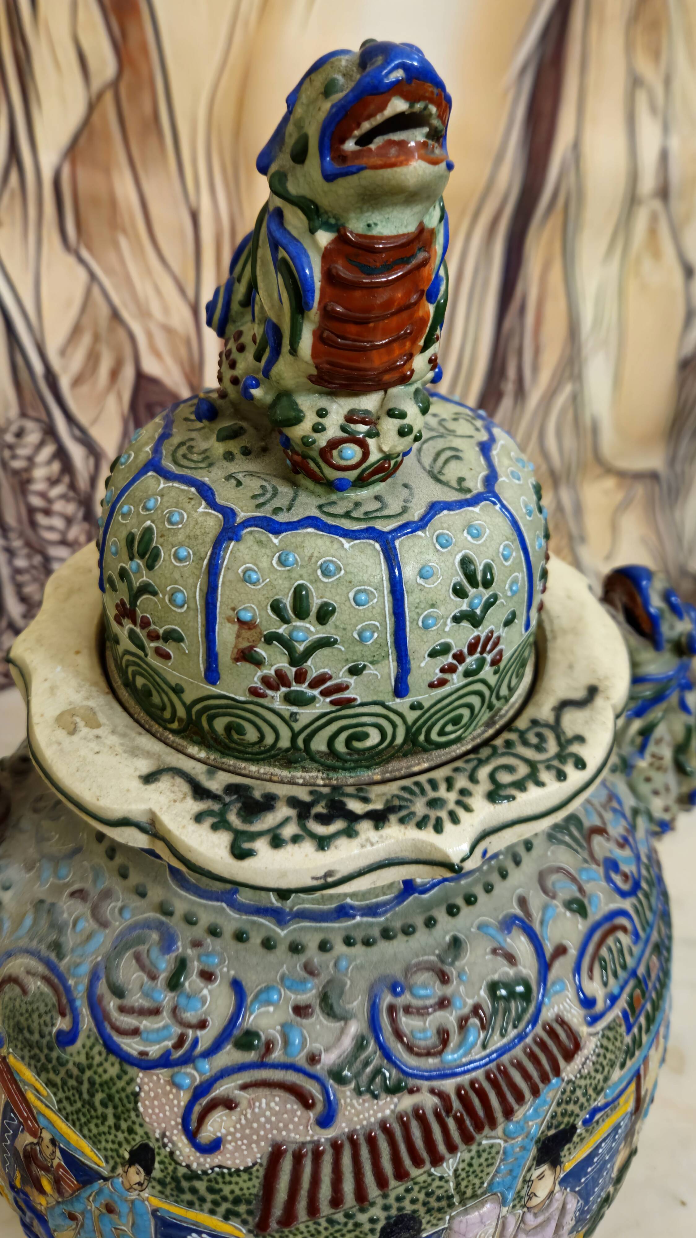 Large covered pot in polychrome earthenware, Asian work from the late 19th century.