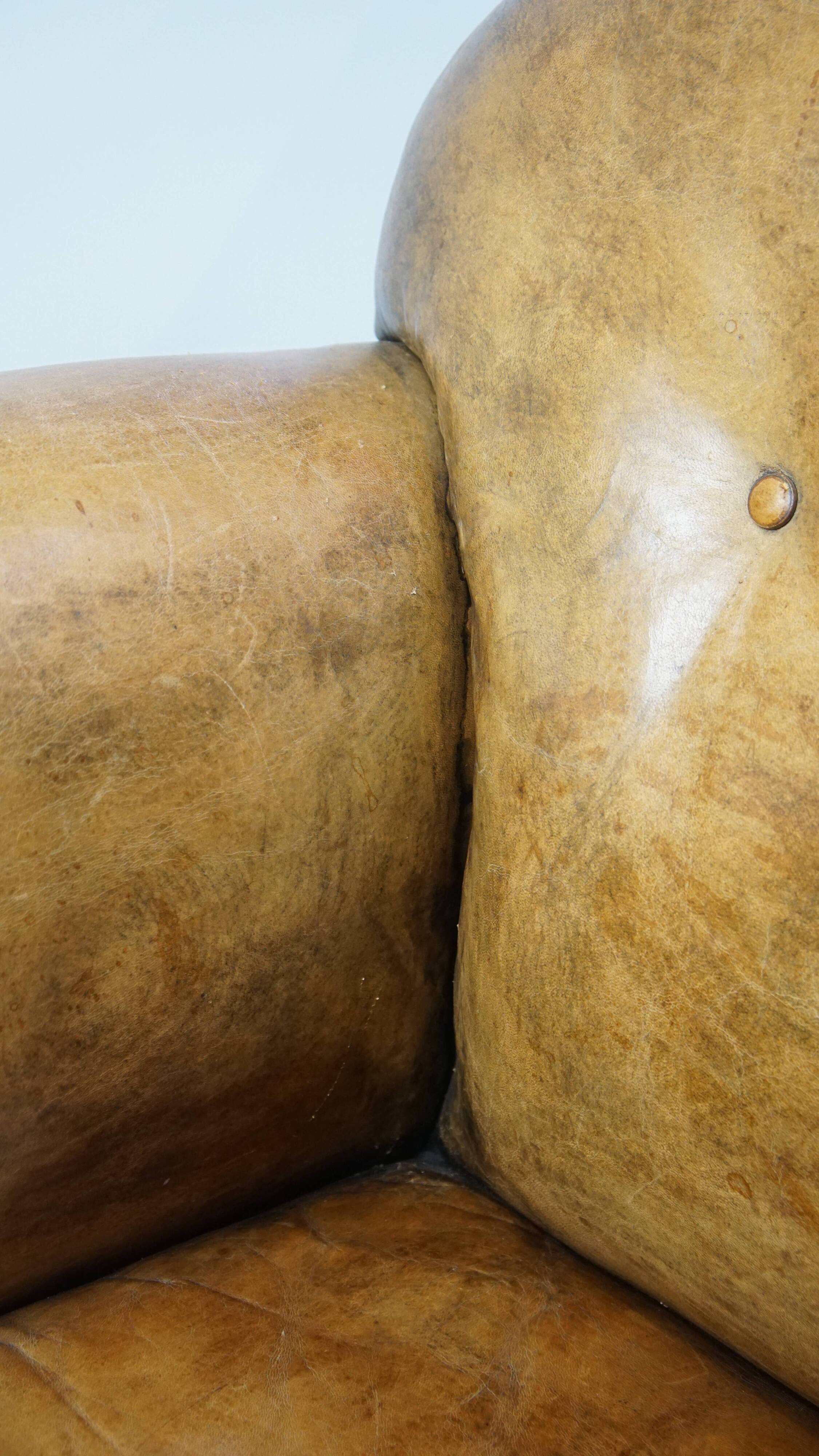 Fauteuil ancien en cuir de mouton