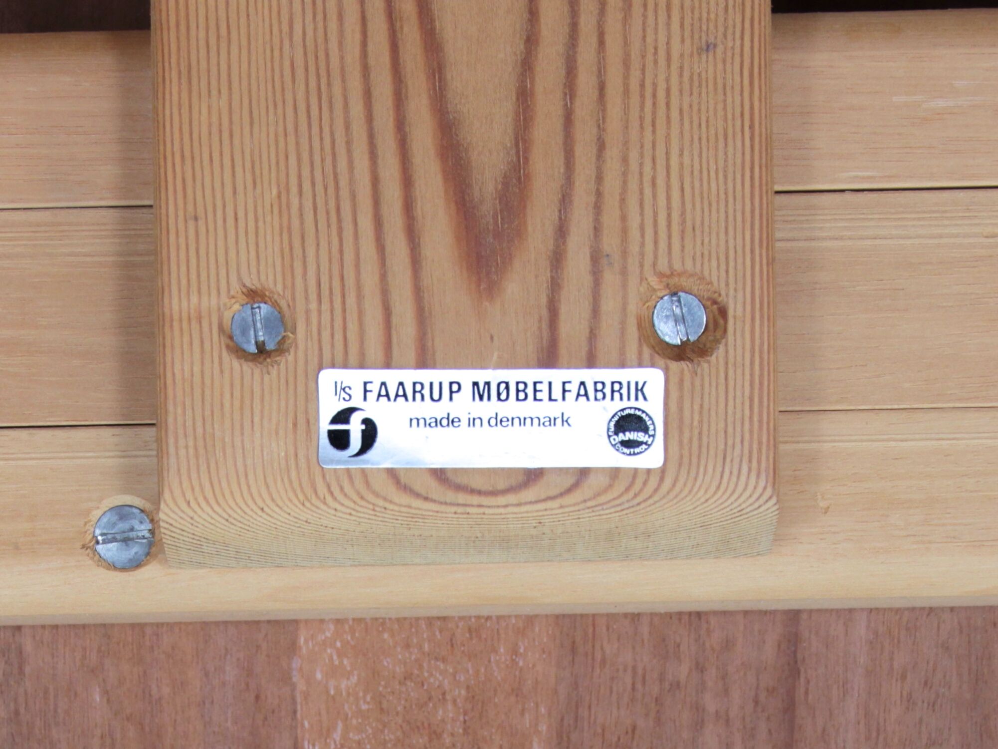 Round teak dining table, 4/10 people.