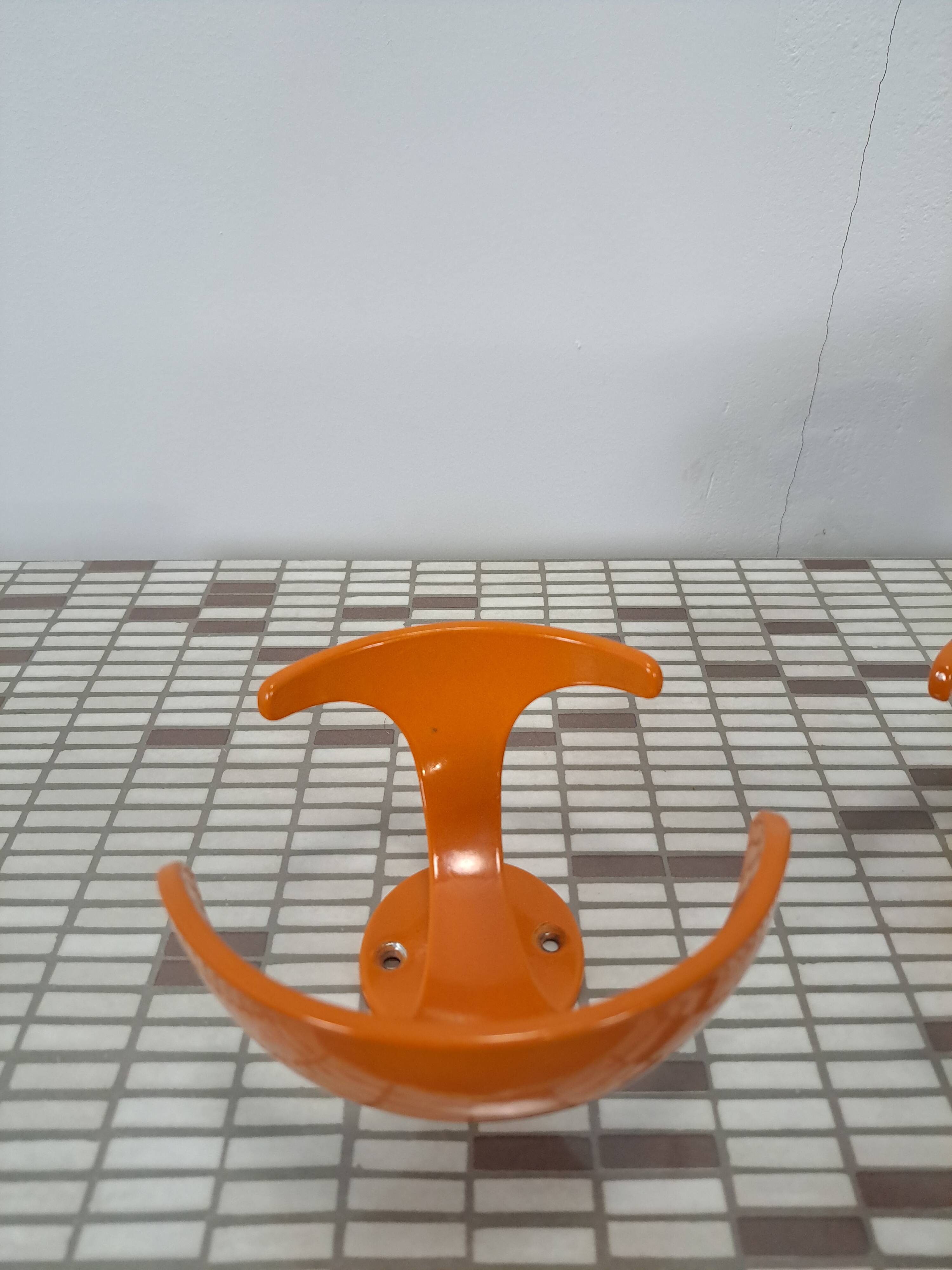 Set 2 x space age oranje haken, wandhaak, kapstok