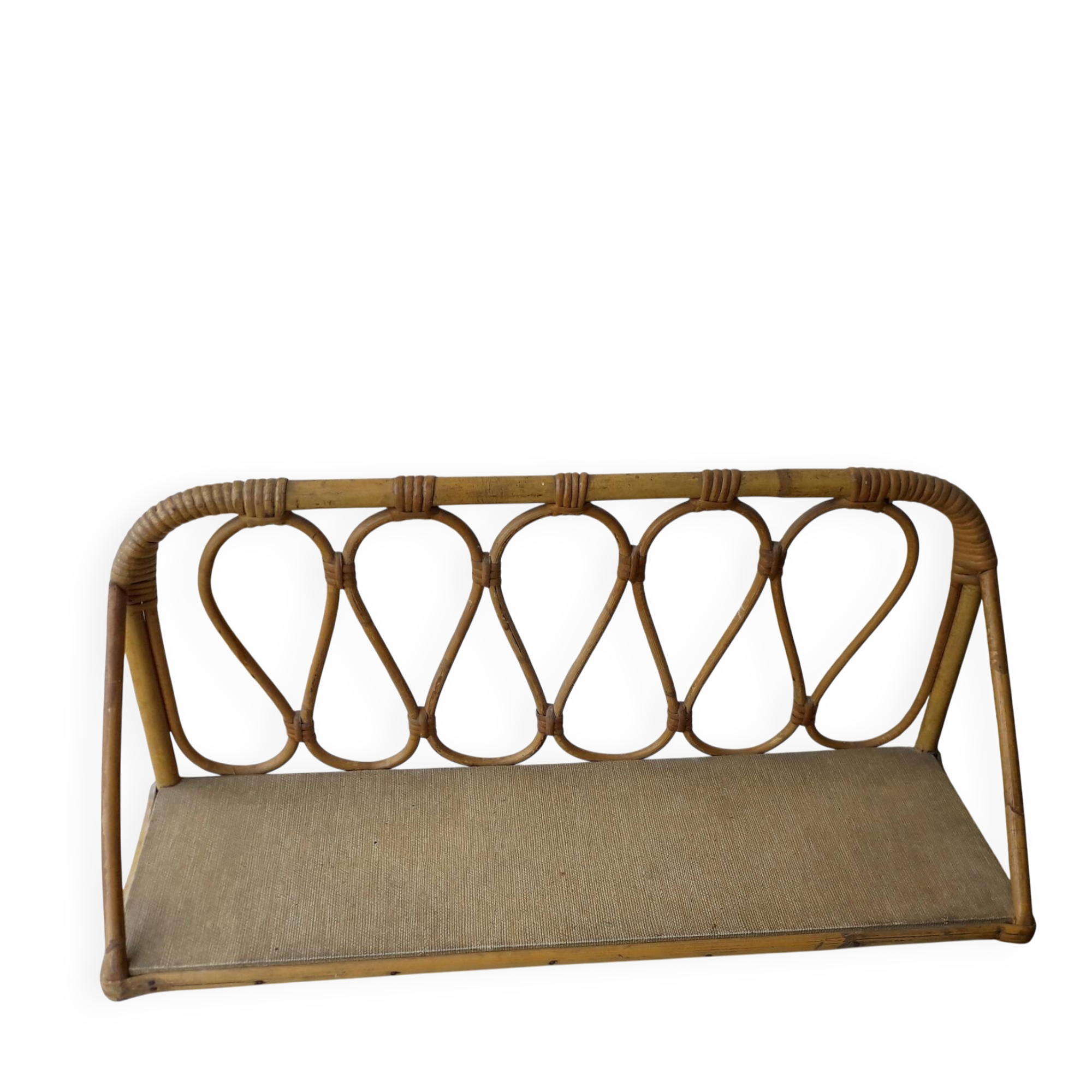 Wall shelf in rattan