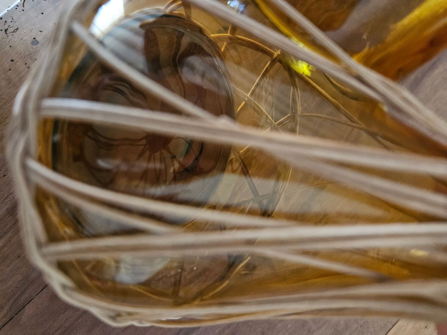 Catalan bottle in amber glass and wicker