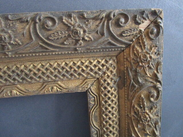 Old frame in wood and gilded stucco