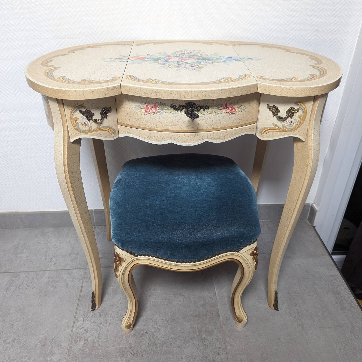 Venetian dressing table