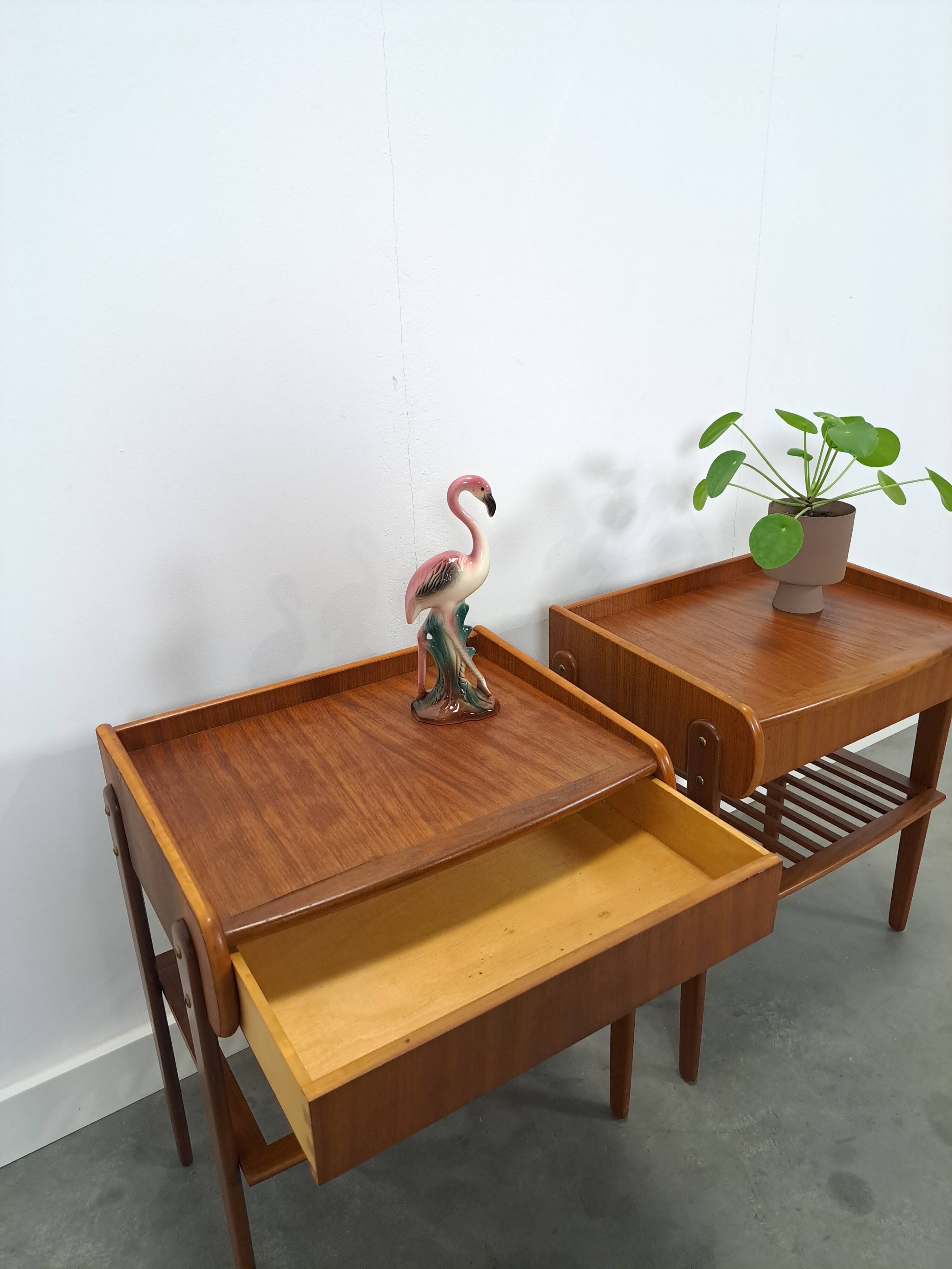 Teak fineer nachtkastjes set met lade uit Zweden