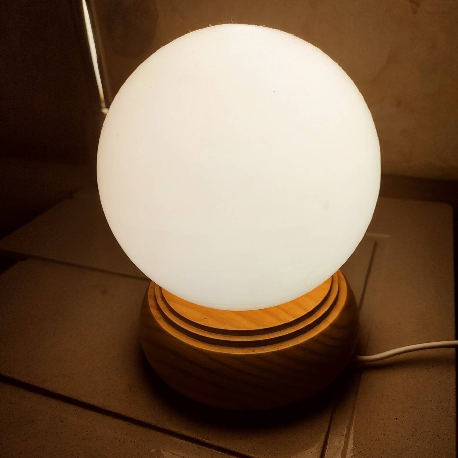 Lampe à poser en bois et opaline